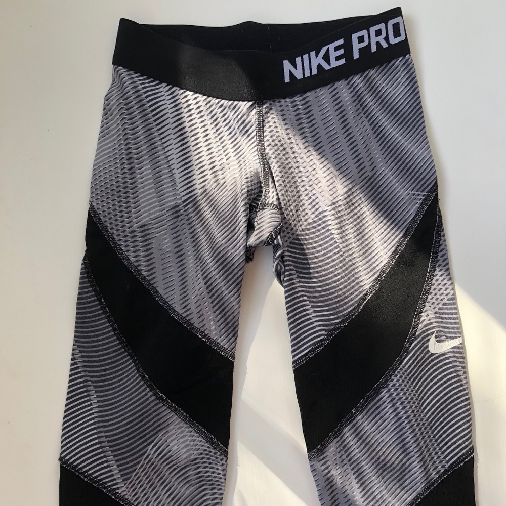 Nike Pro black & white dry-fit capri pants